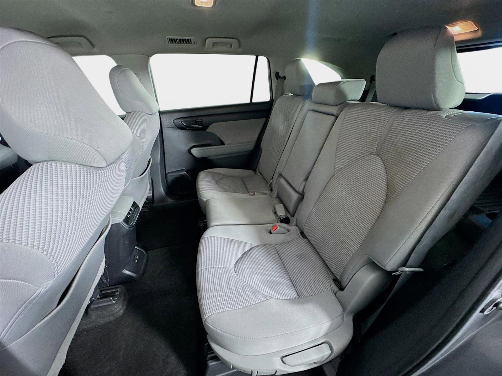 Used 2023 Toyota Highlander LE FWD image 21