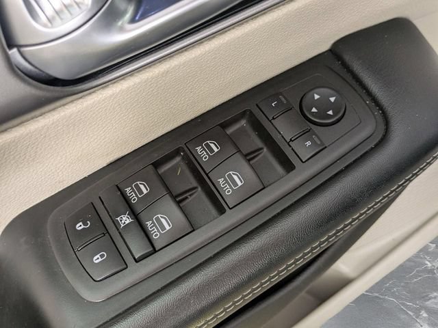Used 2022 Chrysler Pacifica Touring-L w/ Uconnect Theater Family Group FWD image 15