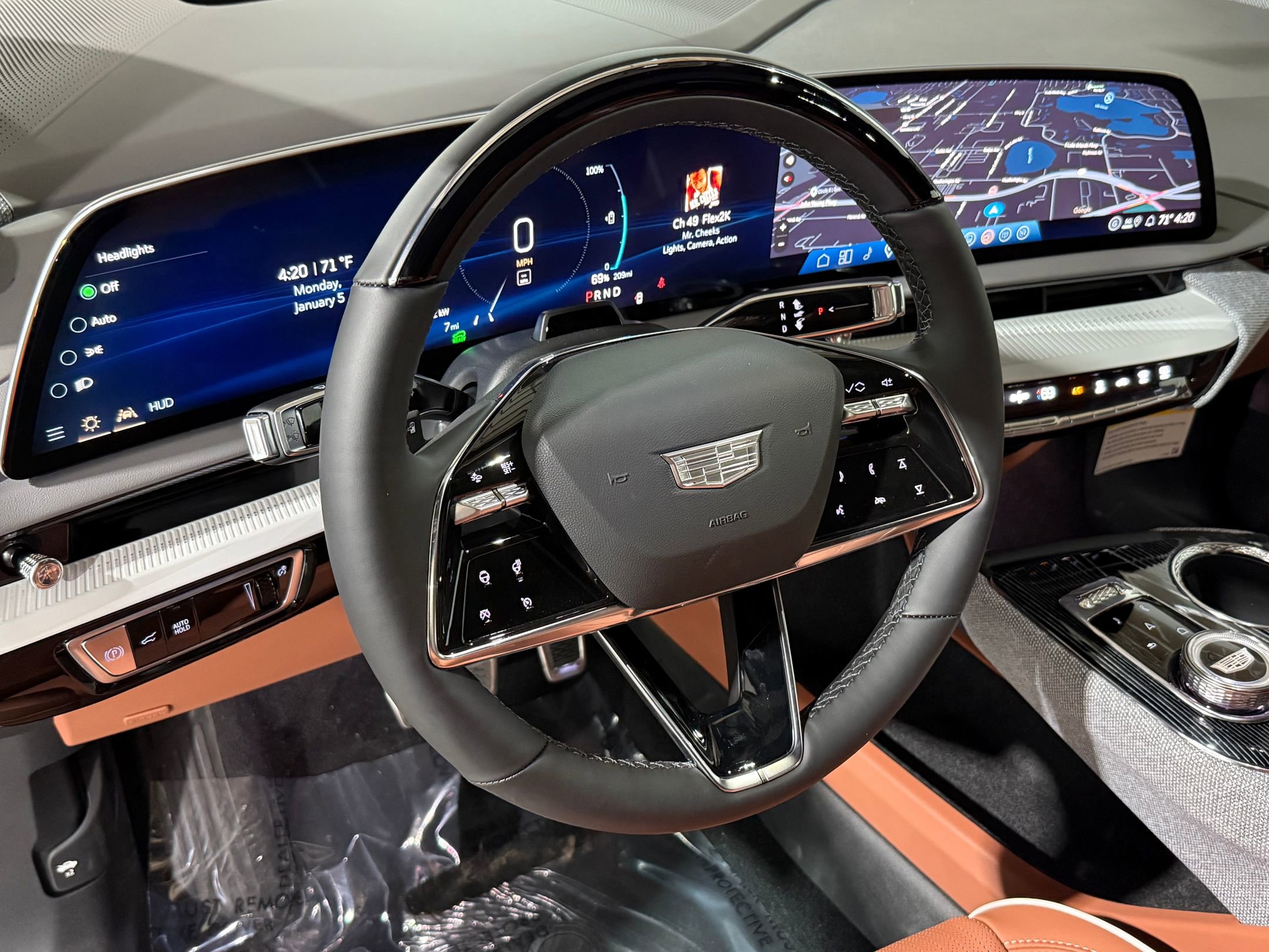 New 2026 Cadillac Optiq Luxury 2 image 12