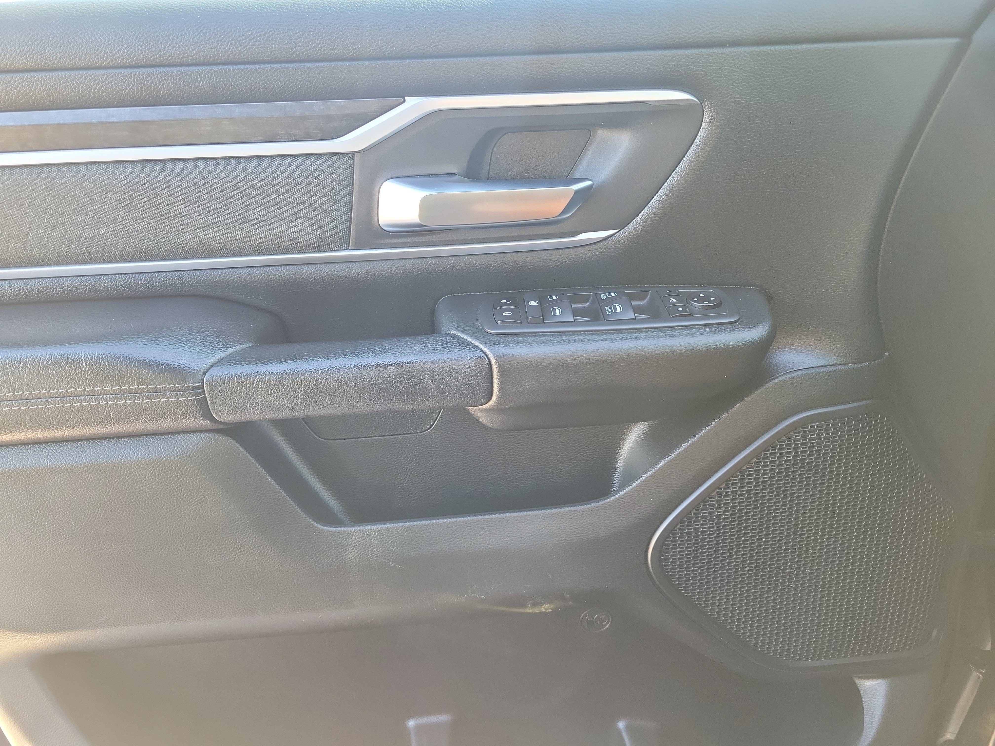 Used 2021 RAM 1500 2WD Crew Cab image 26