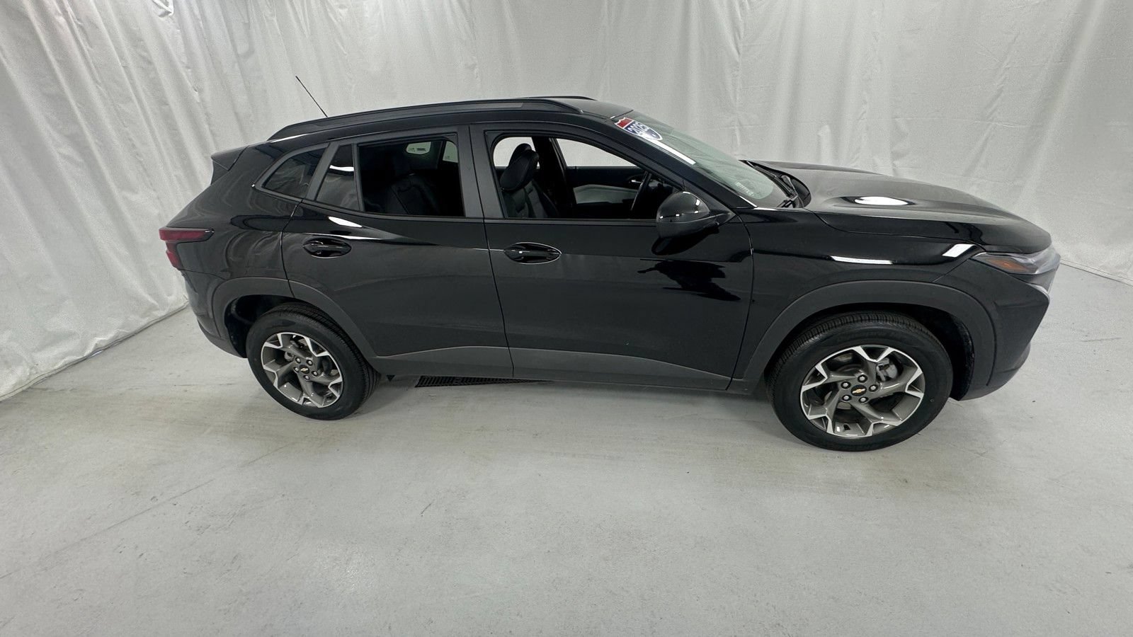 Used 2025 Chevrolet Trax LT w/ LT Convenience Package FWD image 2