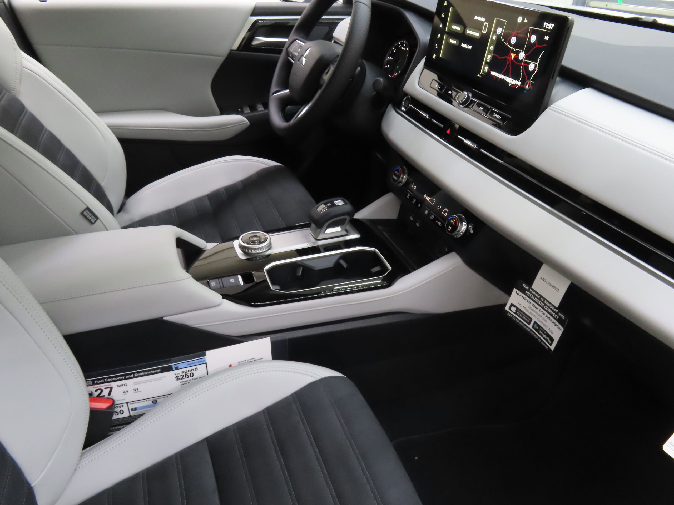 New 2025 Mitsubishi Outlander SE image 24