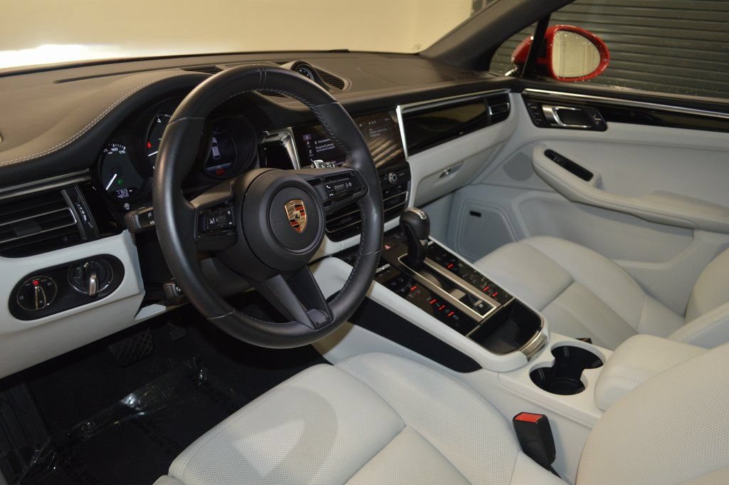 Certified 2025 Porsche Macan AWD/4WD image 4