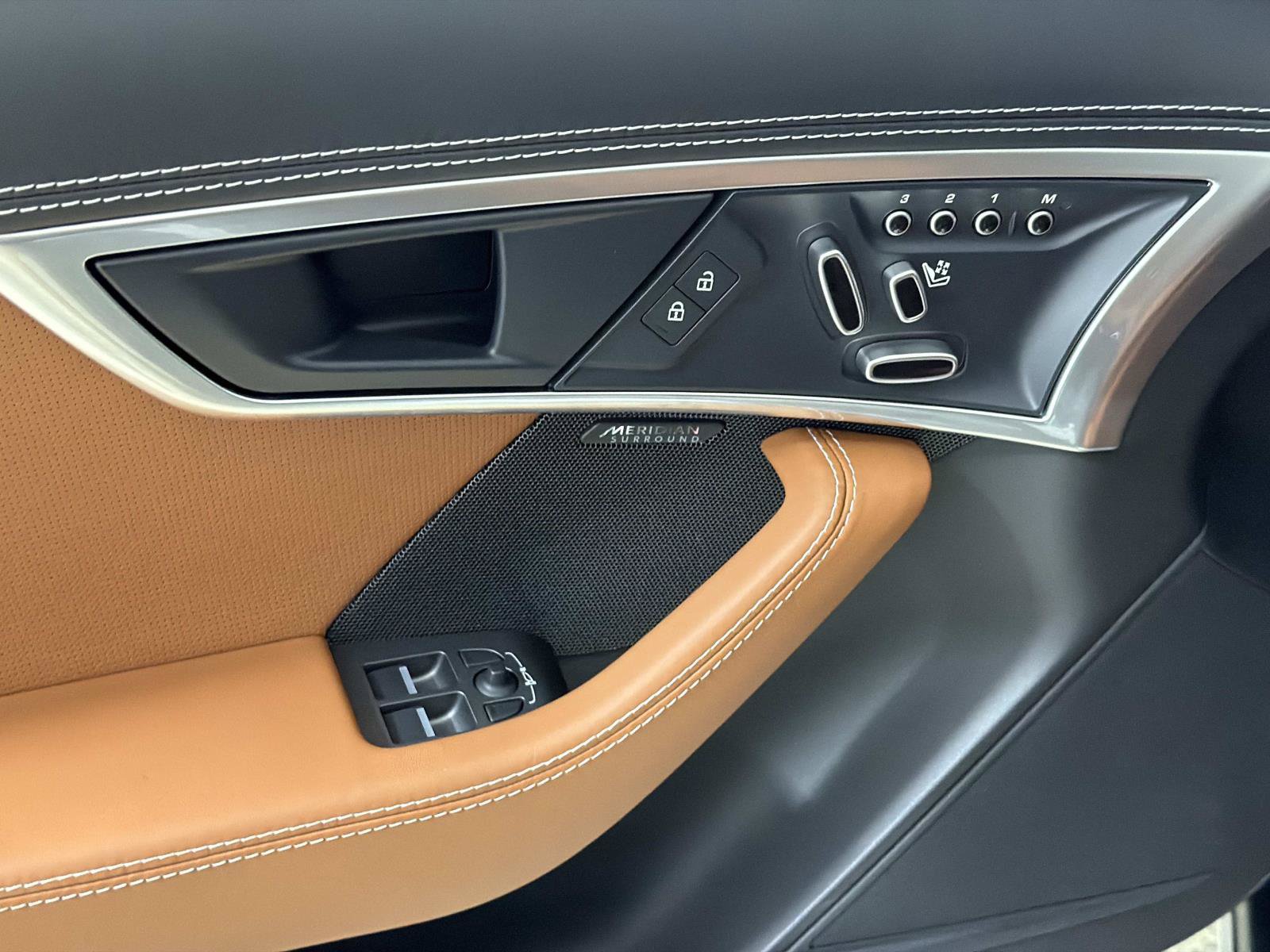 Certified 2023 Jaguar F-TYPE R-Dynamic AWD/4WD image 11