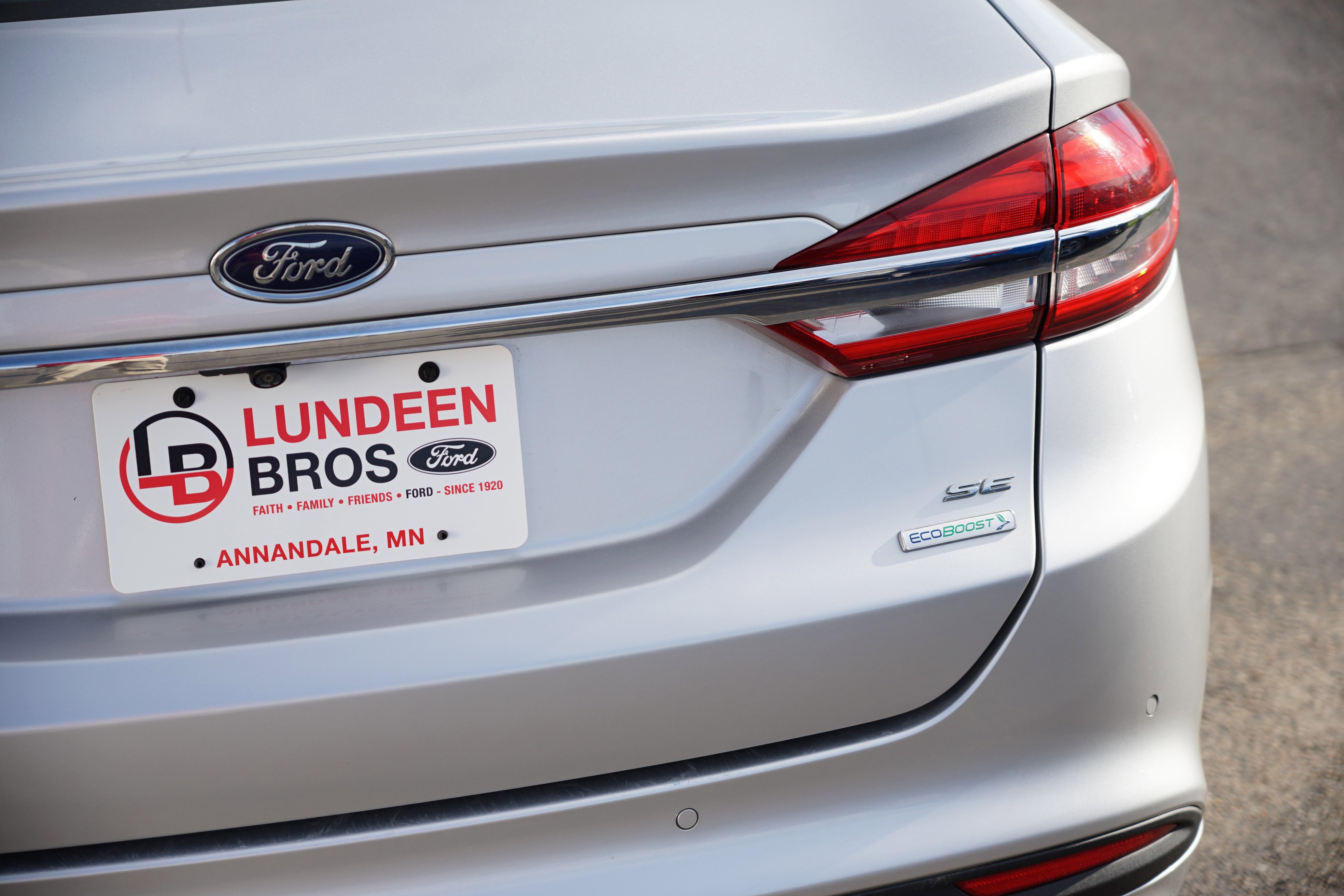 Used 2017 Ford Fusion SE w/ Fusion SE Technology Package image 12