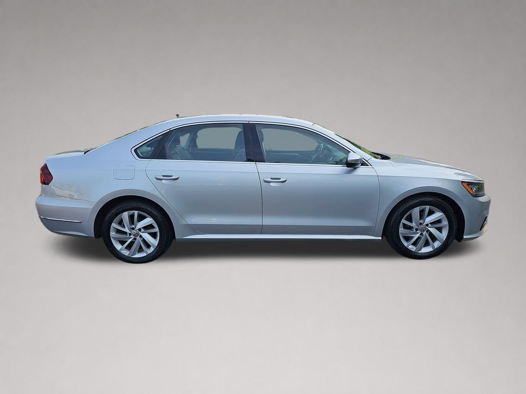Used 2018 Volkswagen Passat 2.0T SE FWD image 2