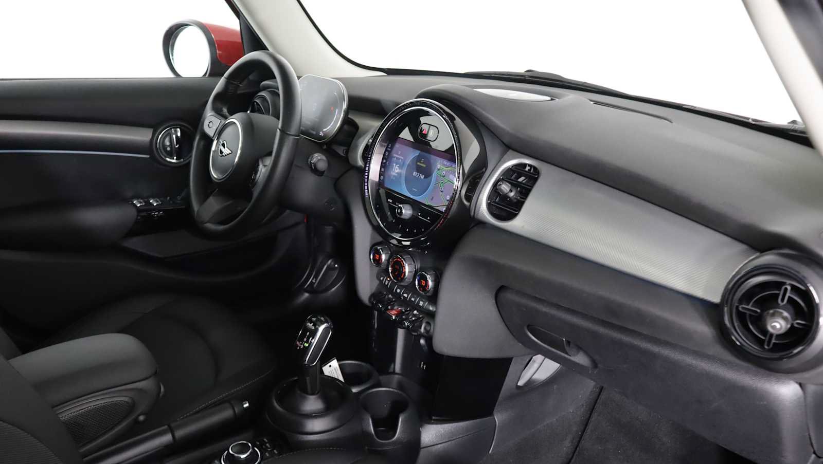 Used 2024 MINI Cooper 4-Door Hardtop FWD image 9