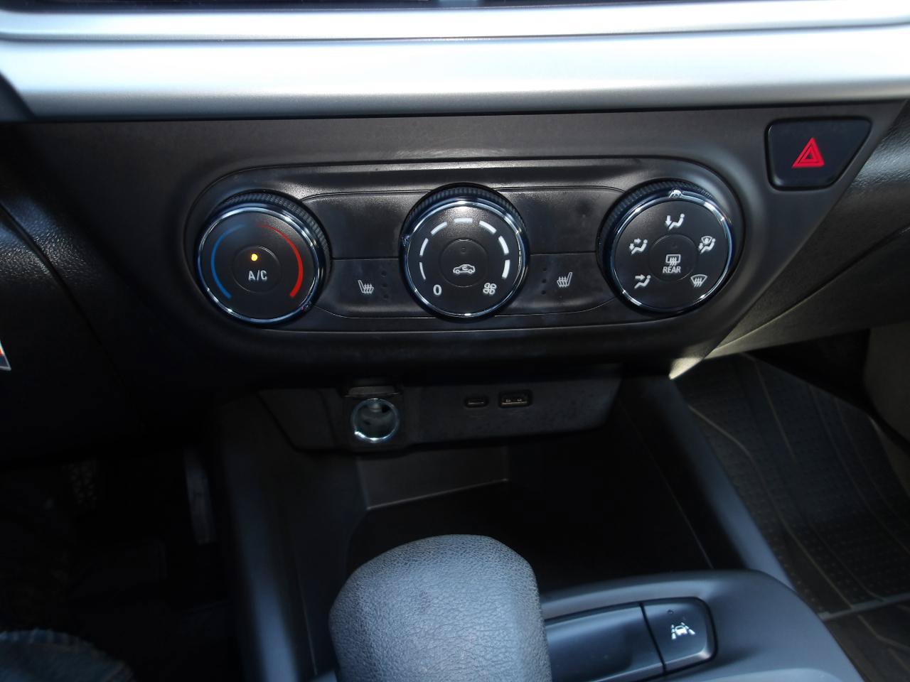 Used 2024 Chevrolet Trax RS w/ Sunroof Package FWD image 21
