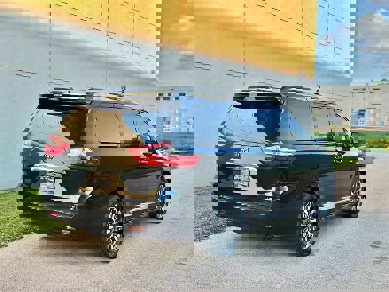 Used 2019 Toyota Sienna Limited Premium image 9
