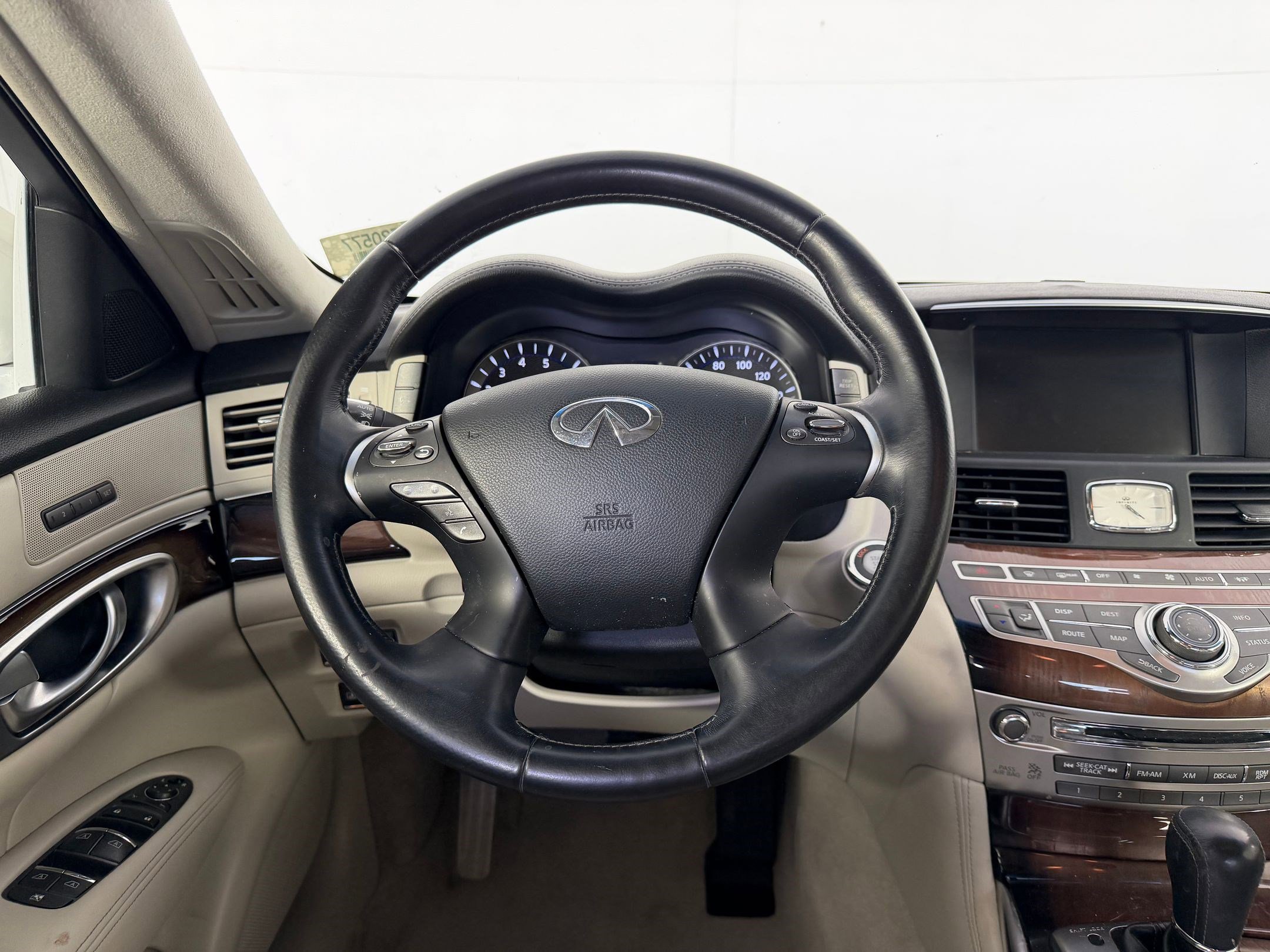 Used 2011 INFINITI M56 w/ Deluxe Touring Pkg image 29