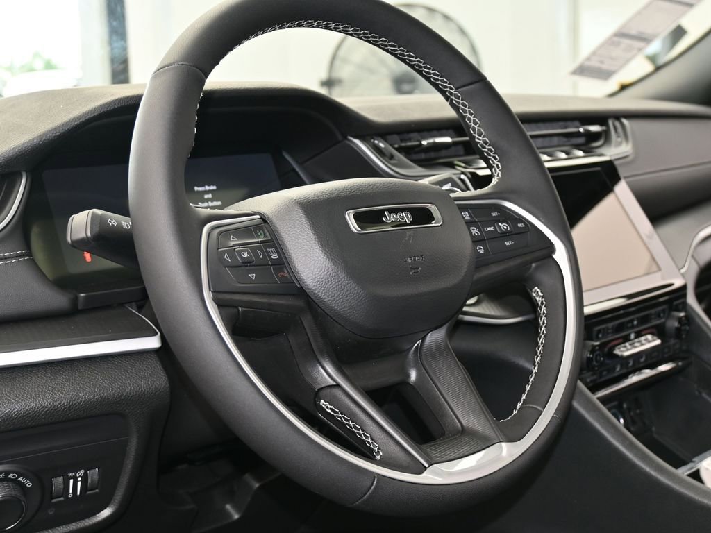 New 2025 Jeep Grand Cherokee Altitude image 14