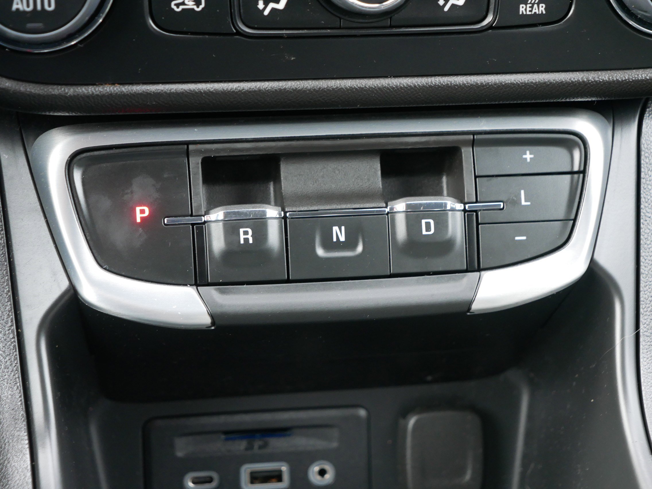 Used 2024 GMC Terrain SLT image 24