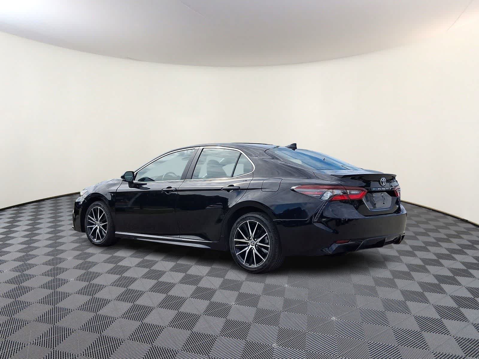 Used 2023 Toyota Camry SE FWD image 7