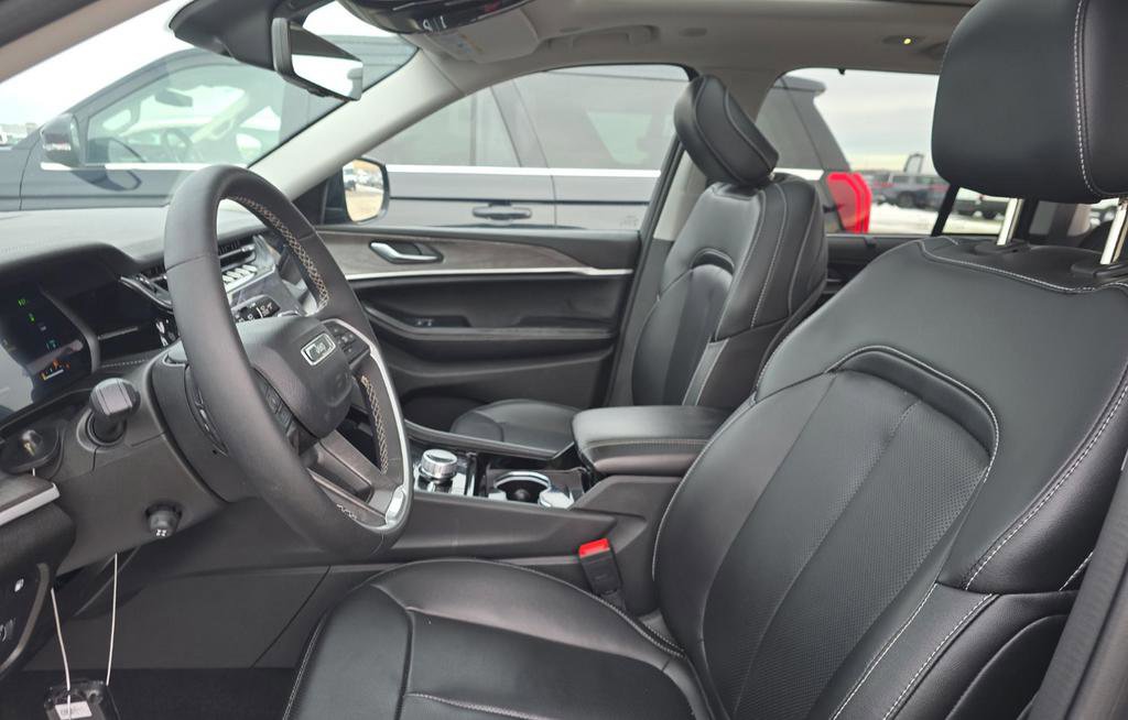 Used 2023 Jeep Grand Cherokee 4WD 4xe w/ Luxury Tech Group II image 8