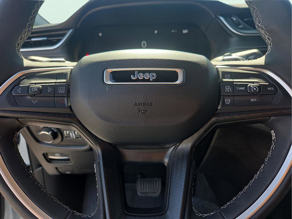 Used 2025 Jeep Grand Cherokee Altitude AWD/4WD image 16