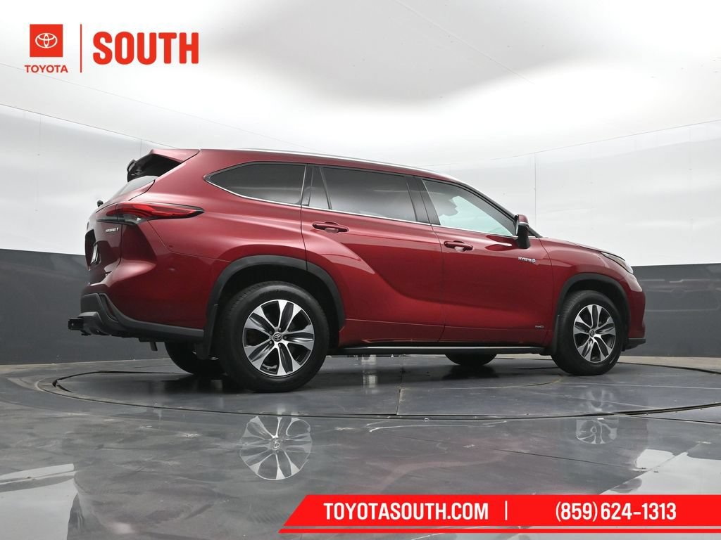 Used 2021 Toyota Highlander XLE AWD/4WD image 39