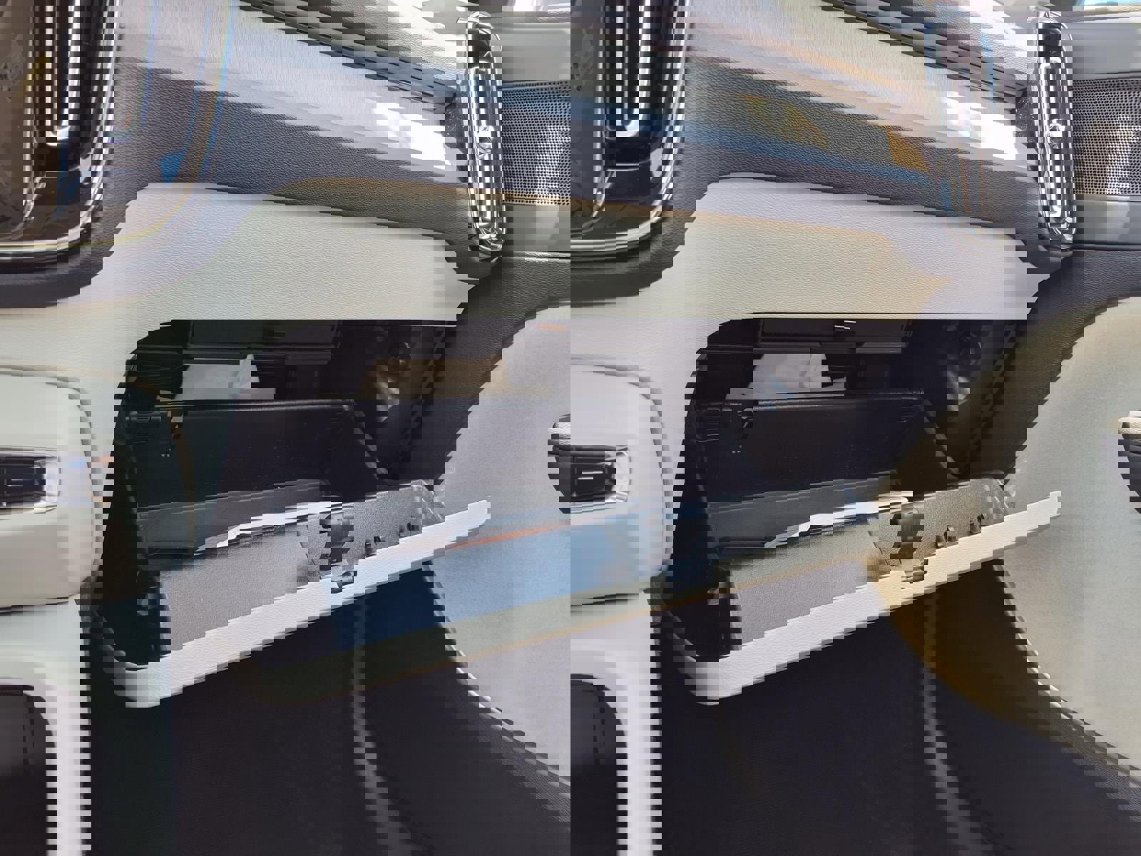 Certified 2023 Volvo XC40 B5 Plus AWD/4WD image 29