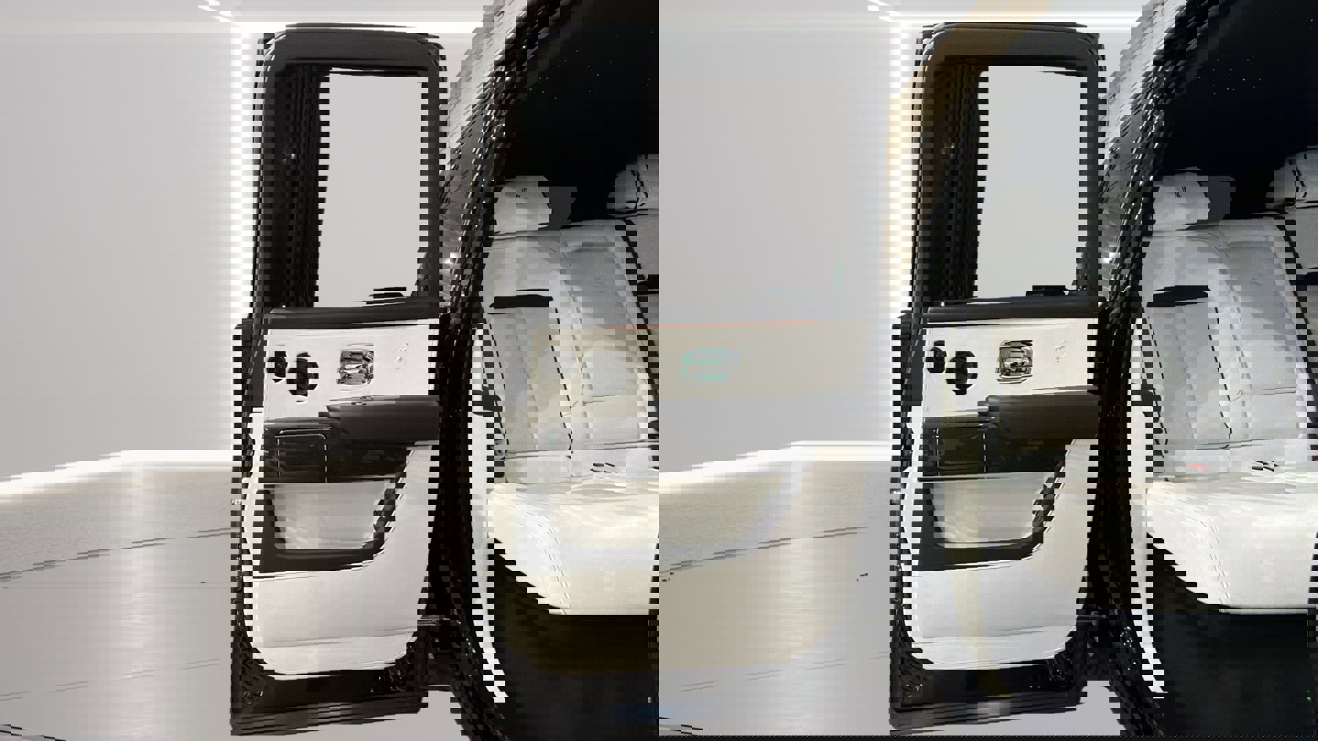 Used 2022 Rolls-Royce Cullinan Black Badge w/ Dark Exterior Package image 36