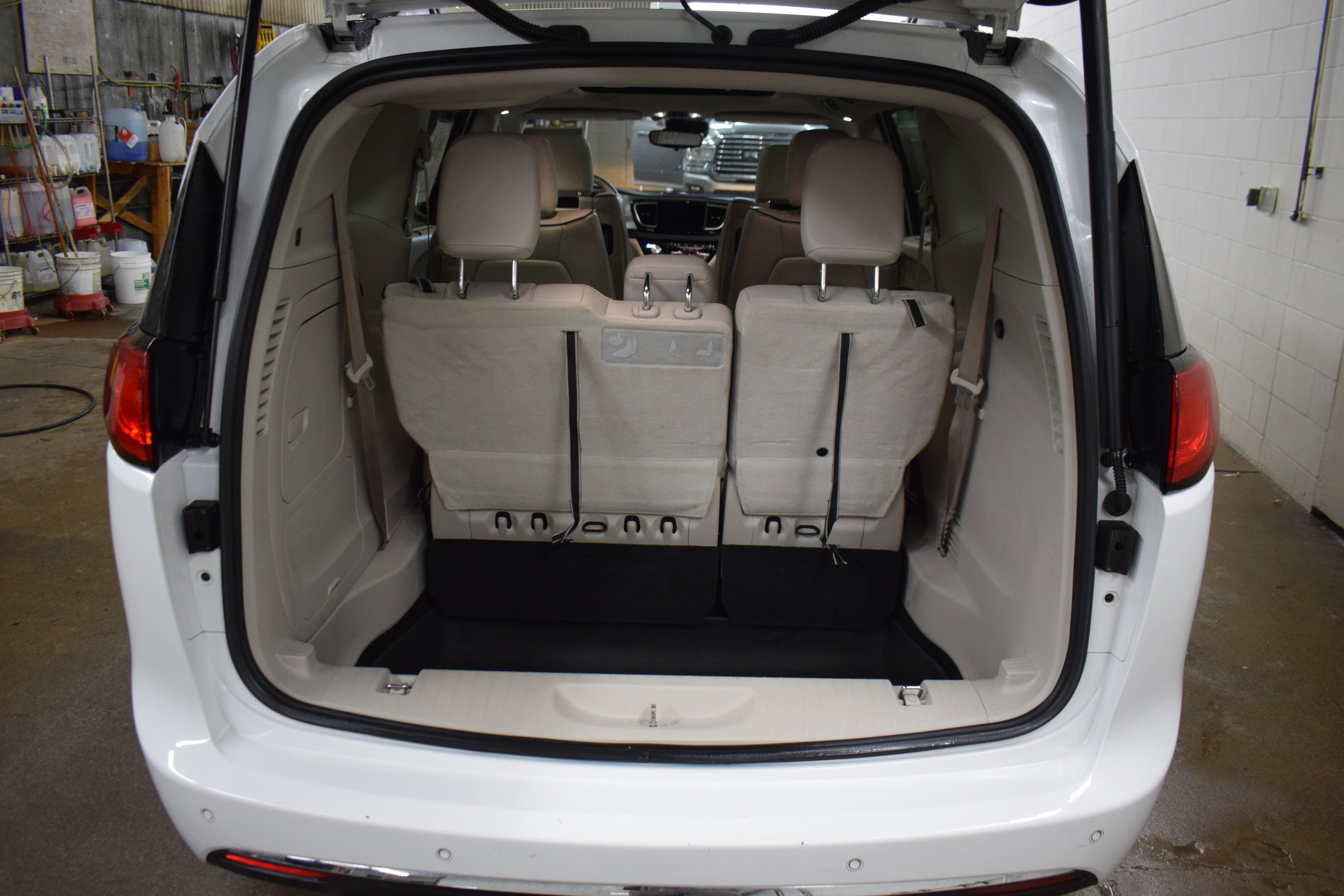 Used 2017 Chrysler Pacifica Platinum image 29