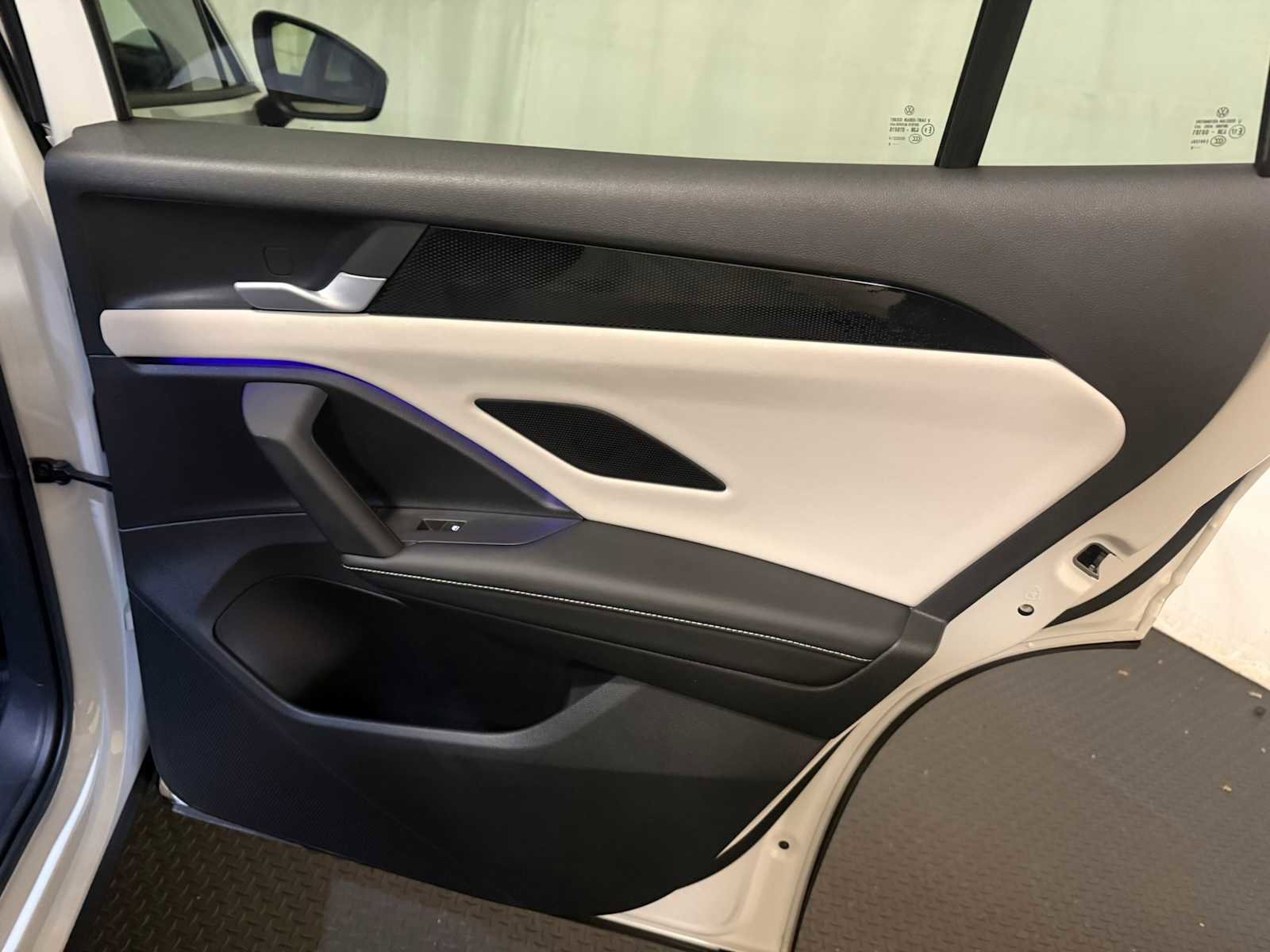 Certified 2025 Volkswagen Tiguan SE image 25