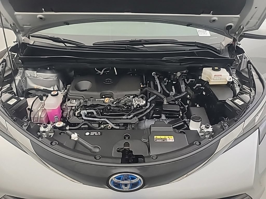 Used 2025 Toyota Sienna XLE FWD image 40