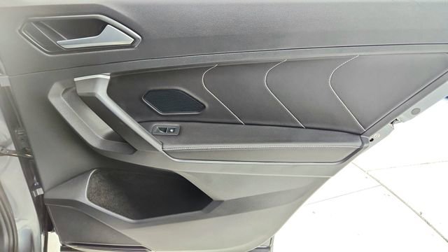 Used 2023 Volkswagen Tiguan SE R-Line image 27