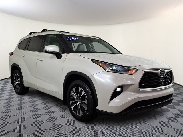 Used 2021 Toyota Highlander XLE AWD/4WD image 1