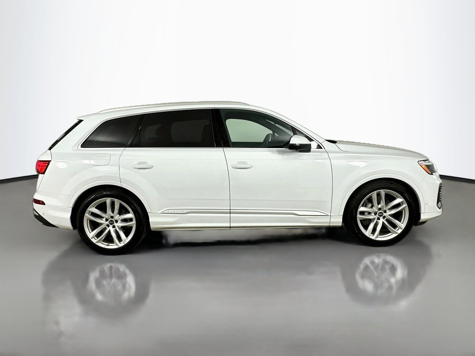 Used 2025 Audi Q7 3.0T Premium Plus w/ Premium Plus Package AWD/4WD image 4