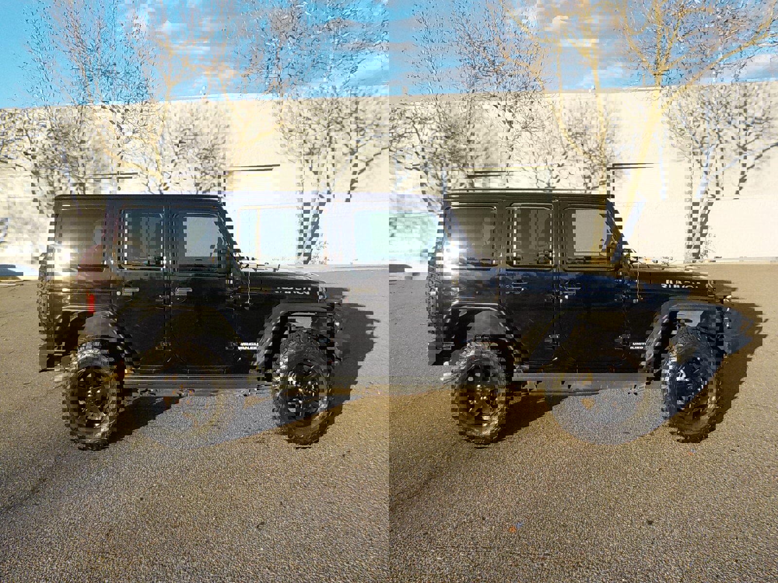 Used 2016 Jeep Wrangler Unlimited Rubicon w/ Connectivity Group image 9