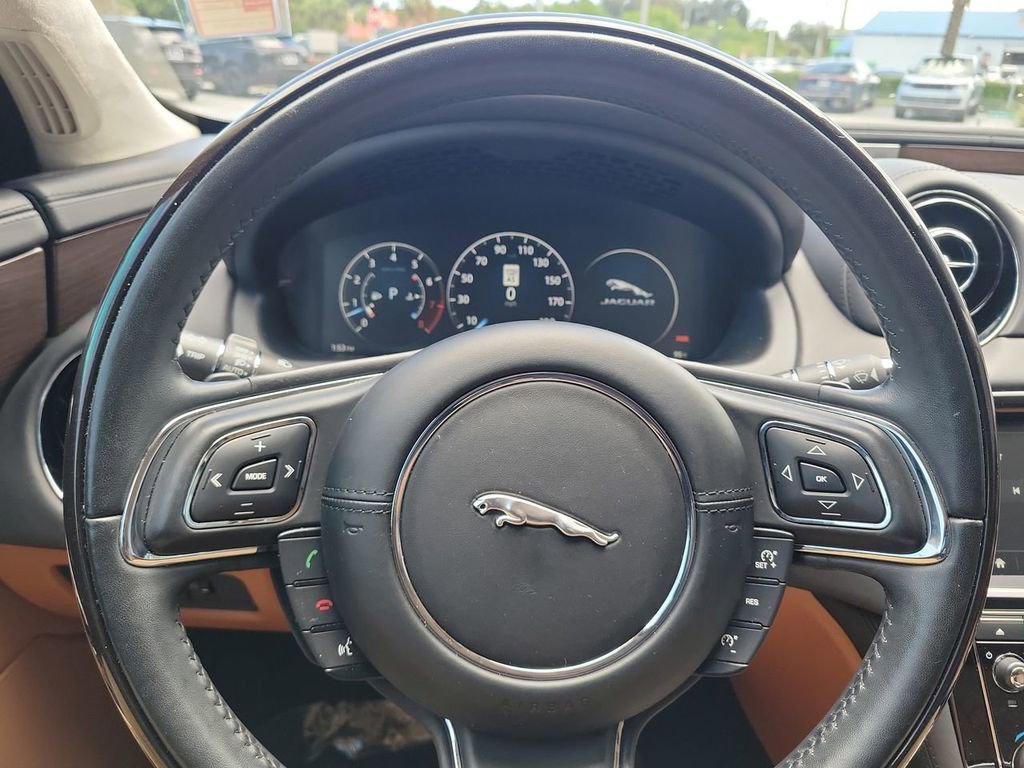 Used 2019 Jaguar XJ L Supercharged RWD image 29