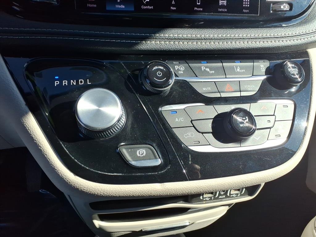 Used 2021 Chrysler Pacifica Touring-L image 10
