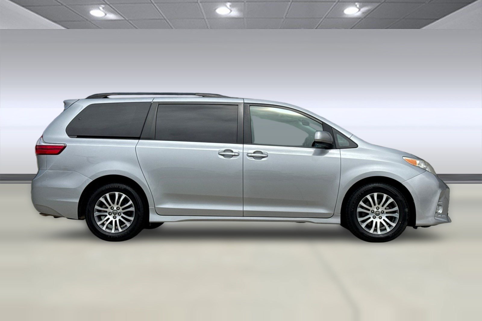 Used 2018 Toyota Sienna XLE w/ XLE Navigation Package FWD image 7
