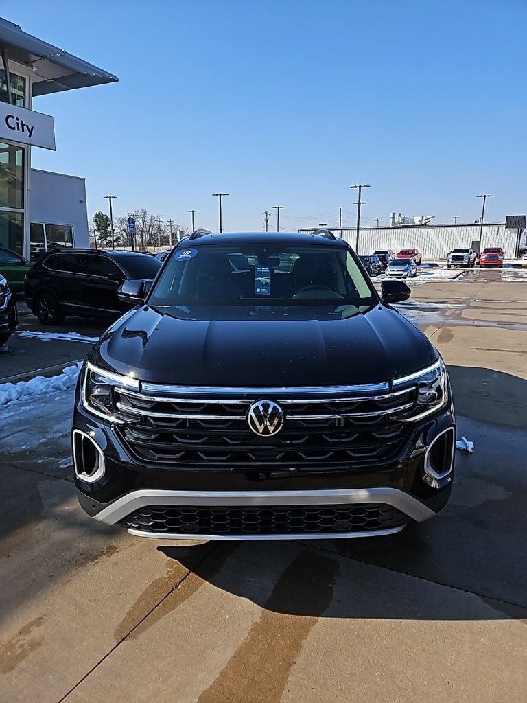 Used 2025 Volkswagen Atlas Peak Edition SE image 2