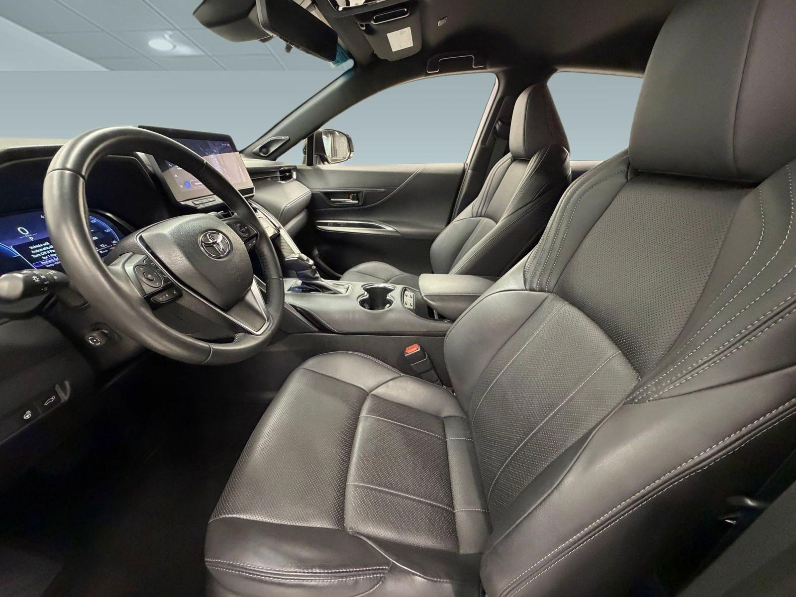 Used 2023 Toyota Venza Limited image 4