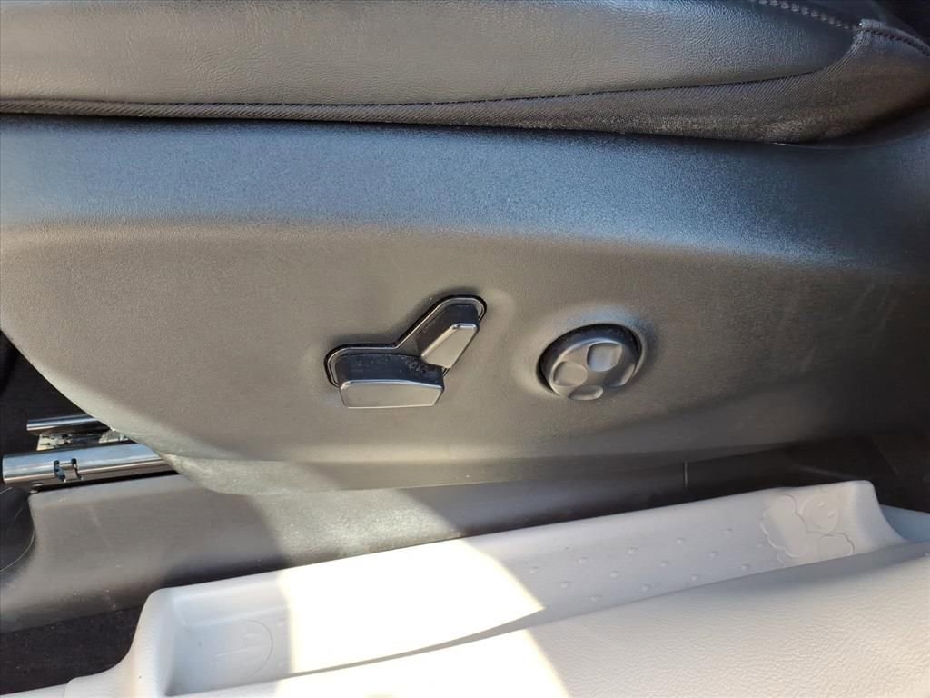 Used 2024 Chrysler Pacifica Touring-L image 19