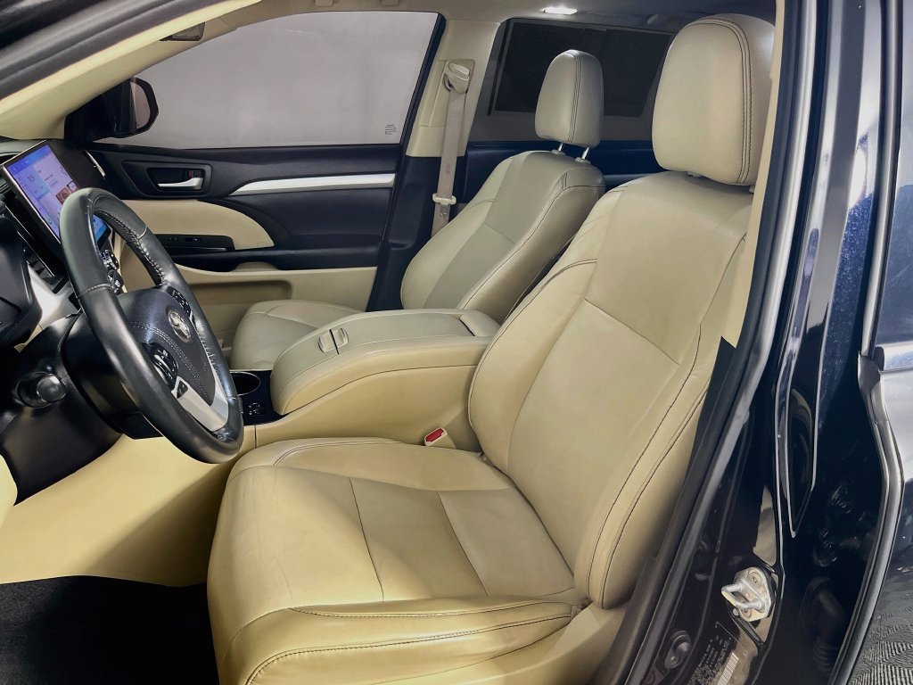Used 2019 Toyota Highlander XLE FWD image 12