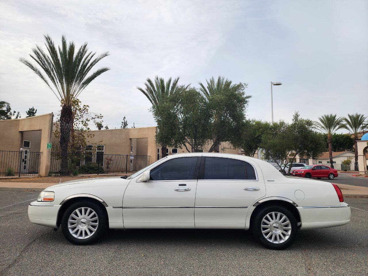 Used 2004 Lincoln Town Car Signature RWD image 6