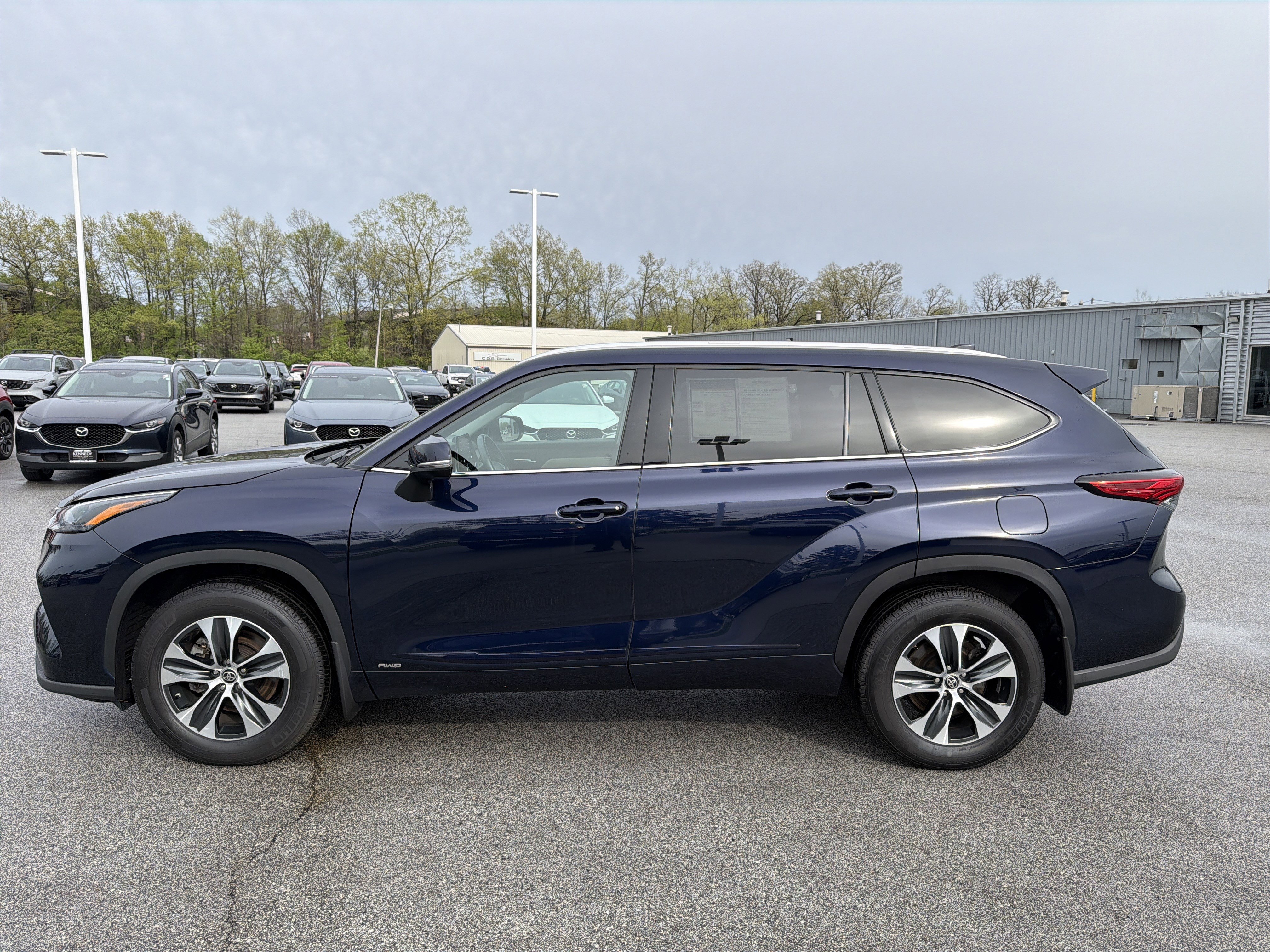 Used 2022 Toyota Highlander XLE AWD/4WD image 6