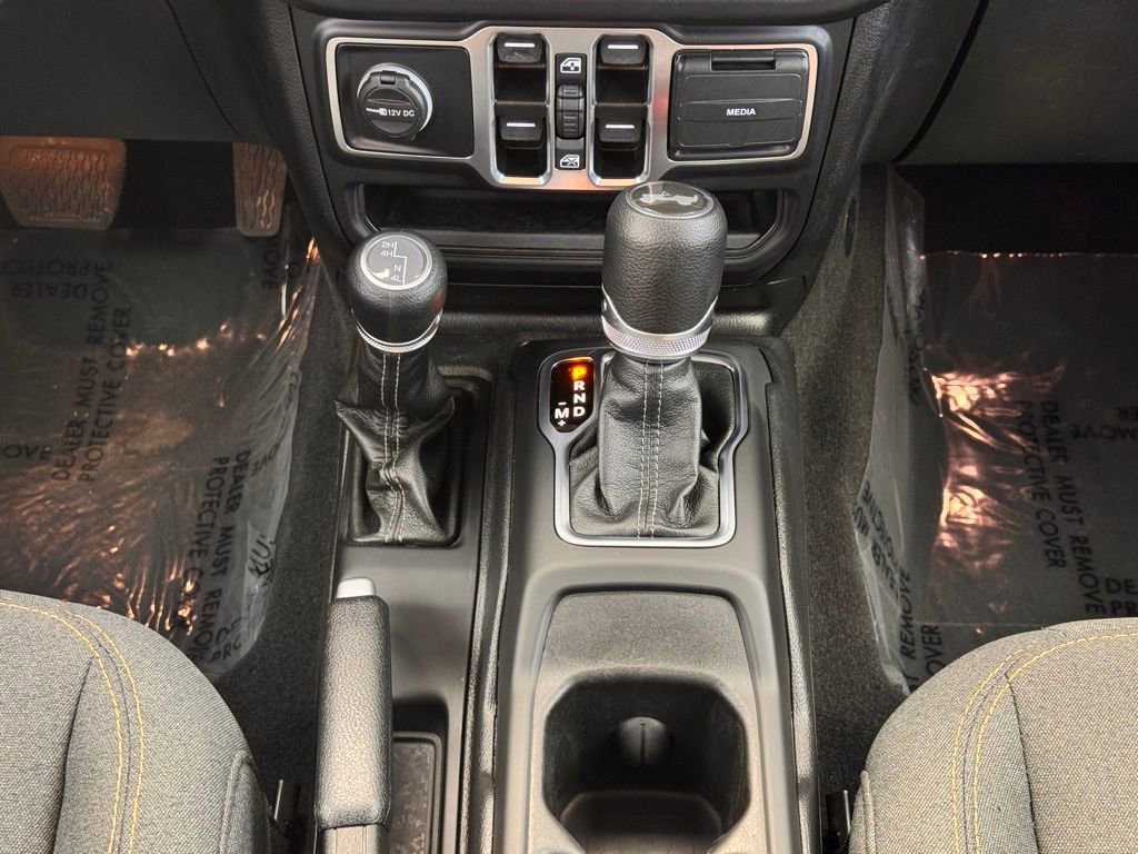 Used 2025 Jeep Wrangler Sahara image 27