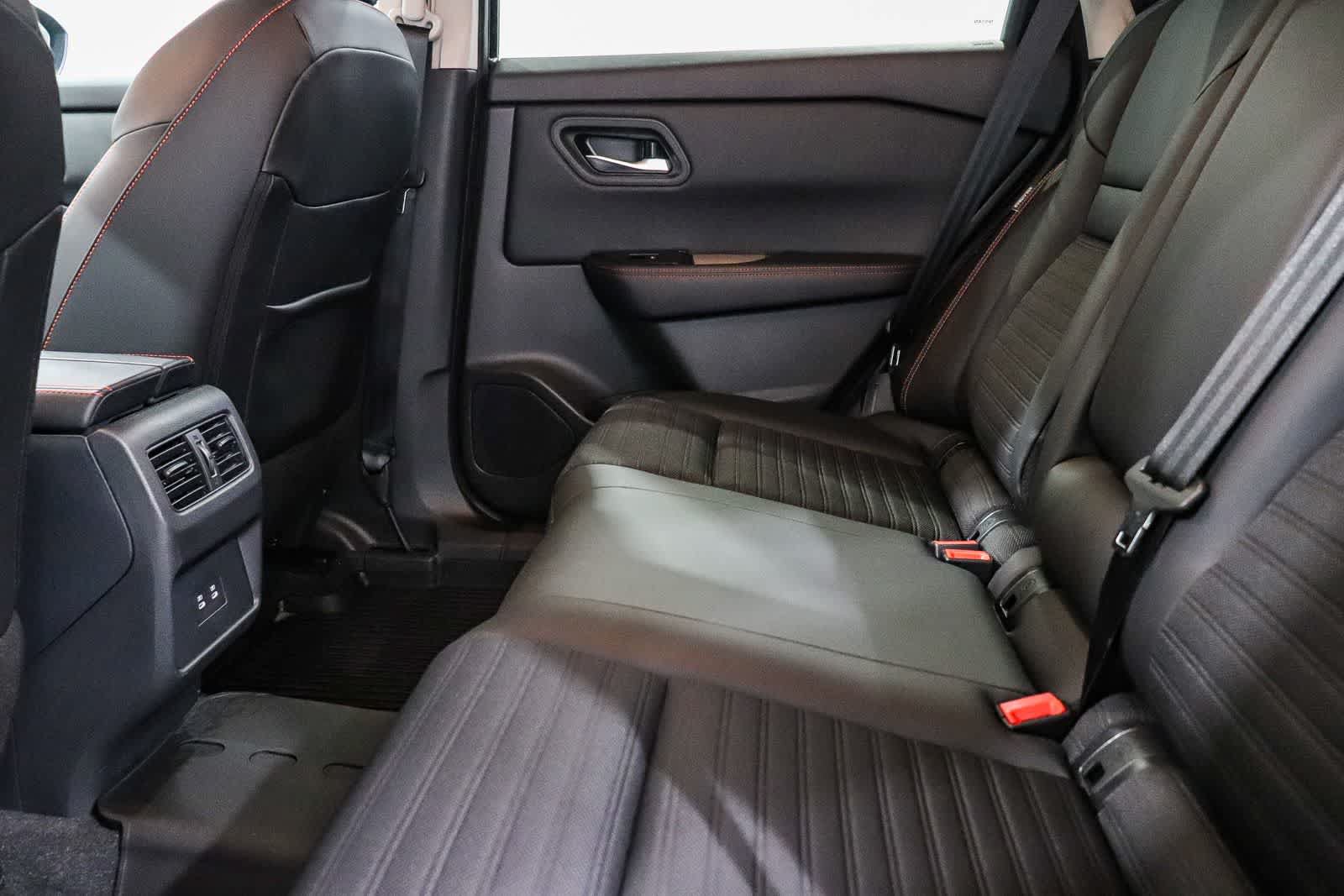 Used 2025 Nissan Rogue SV AWD/4WD image 18