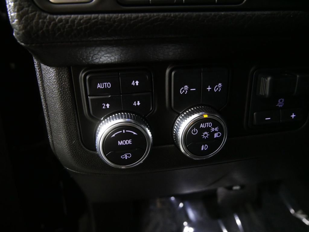 Used 2023 GMC Yukon XL Denali image 16