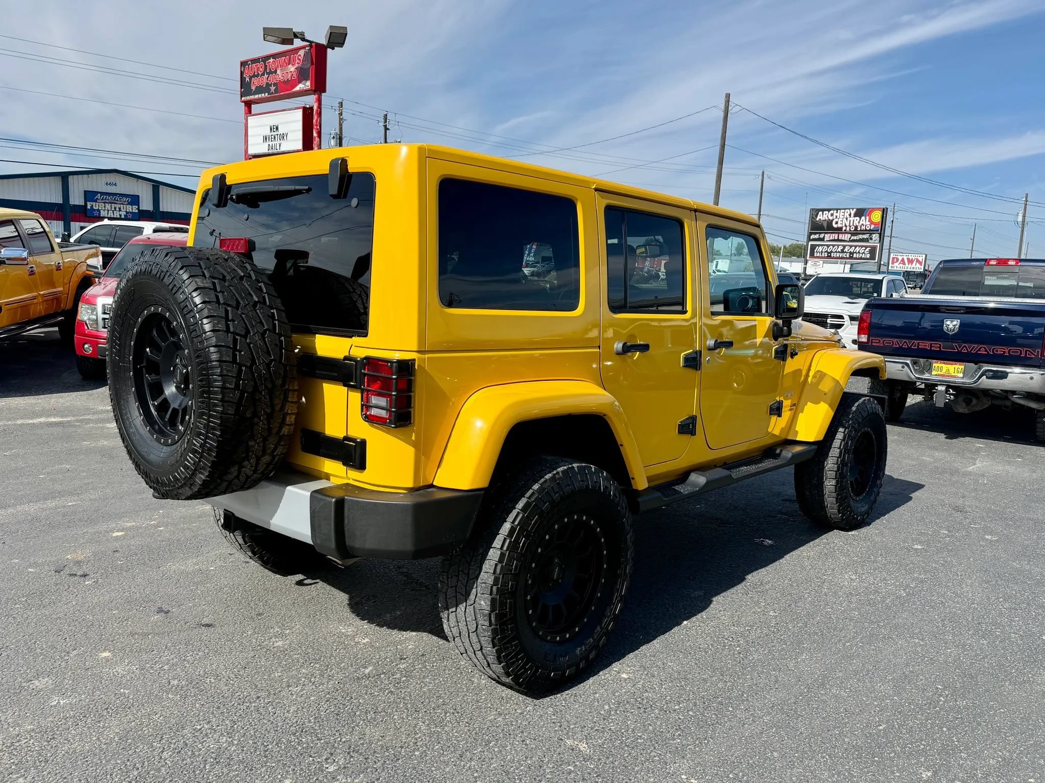 Used 2015 Jeep Wrangler Unlimited Sahara w/ Connectivity Group AWD/4WD image 5