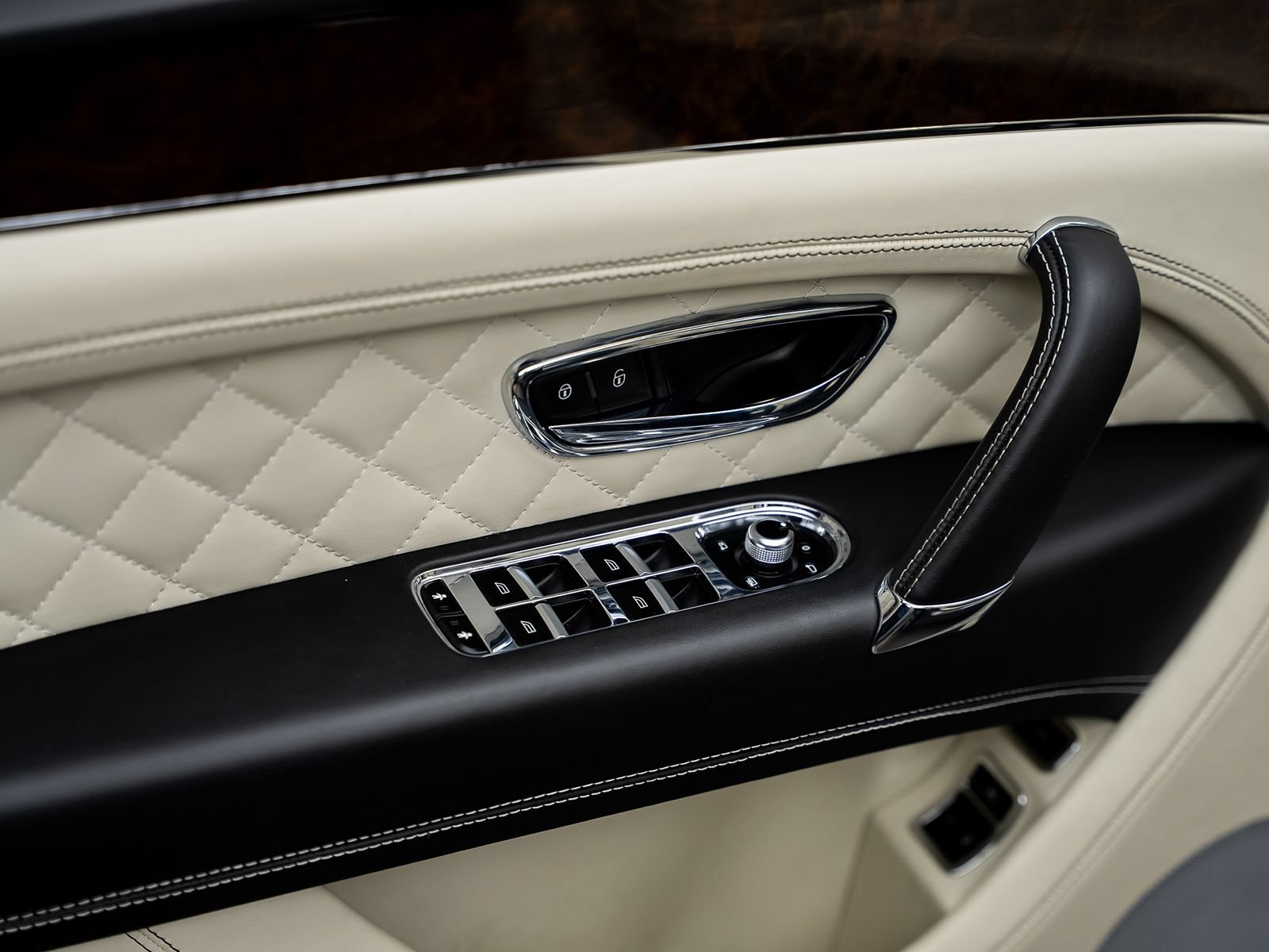 Used 2018 Bentley Bentayga AWD/4WD image 61
