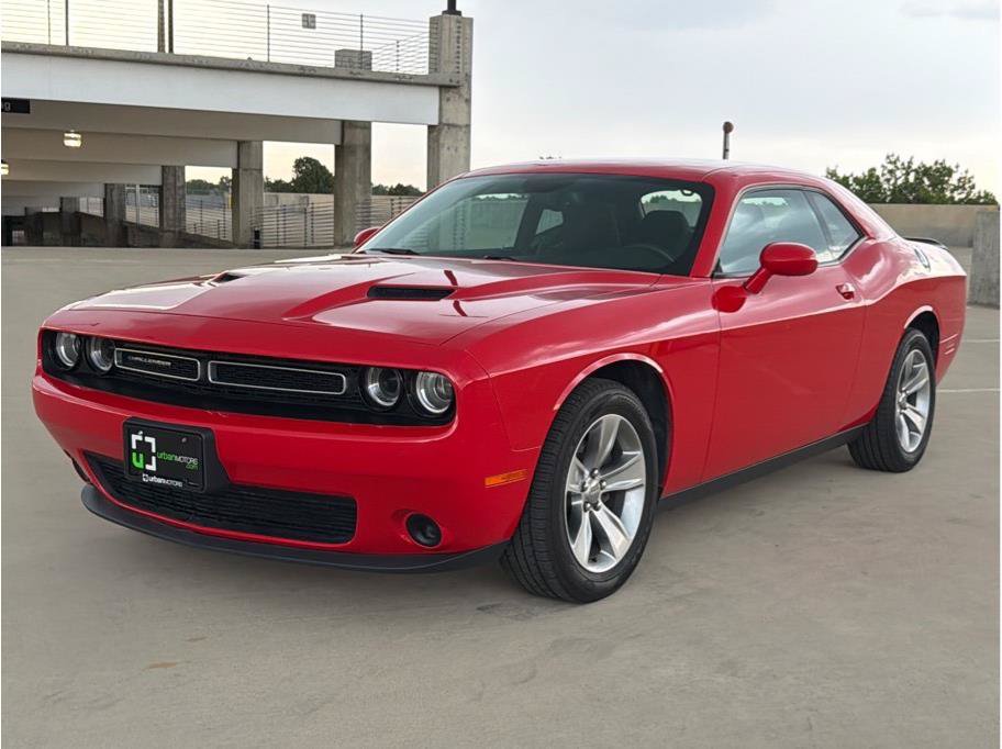Used 2016 Dodge Challenger SXT RWD image 3