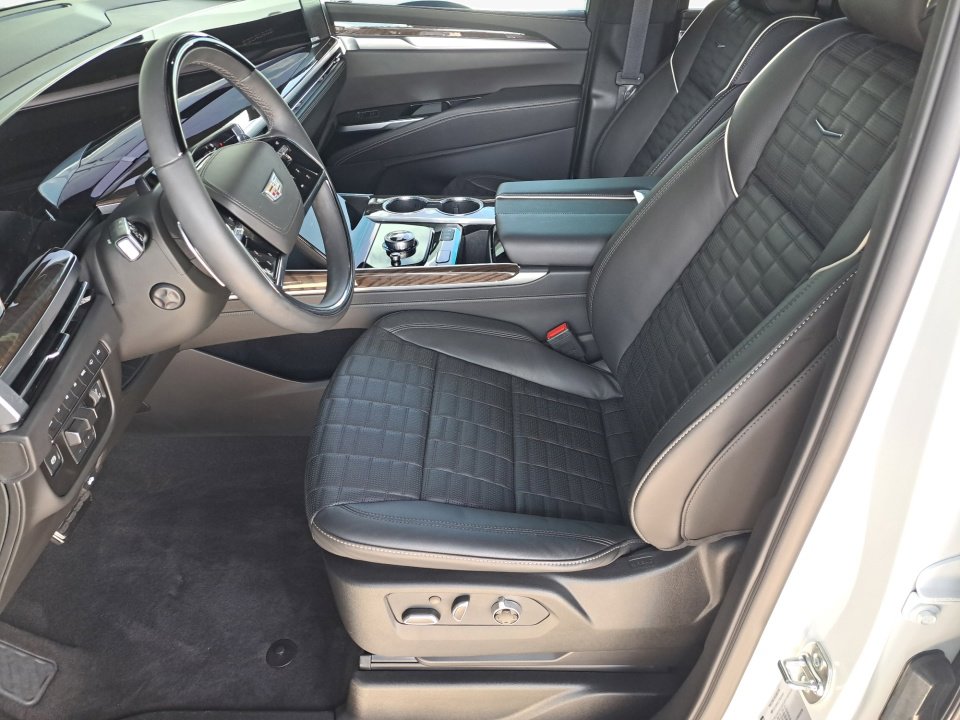 Certified 2026 Cadillac Escalade ESV Platinum Sport w/ LPO, ONYX Package image 9