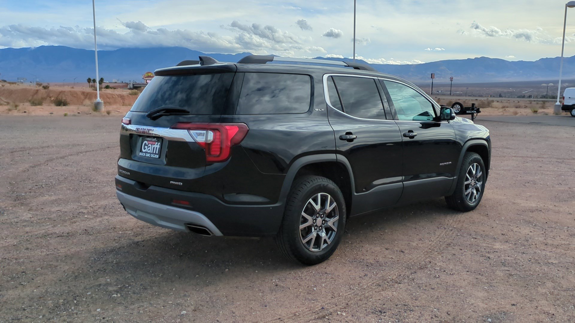 Used 2022 GMC Acadia SLT w/ Technology Package image 3