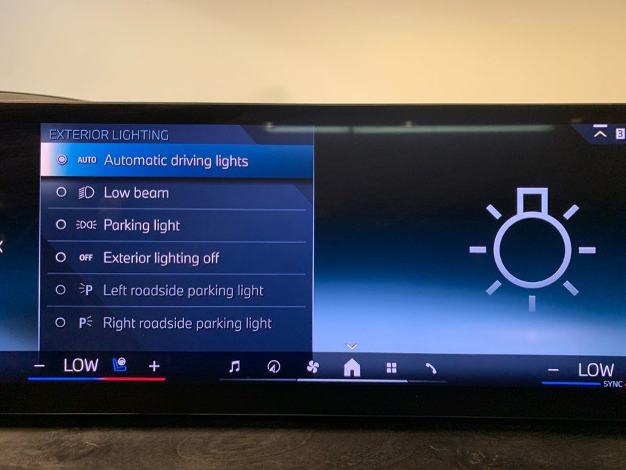 Used 2025 BMW X7 xDrive40i w/ M Sport Package AWD/4WD image 39