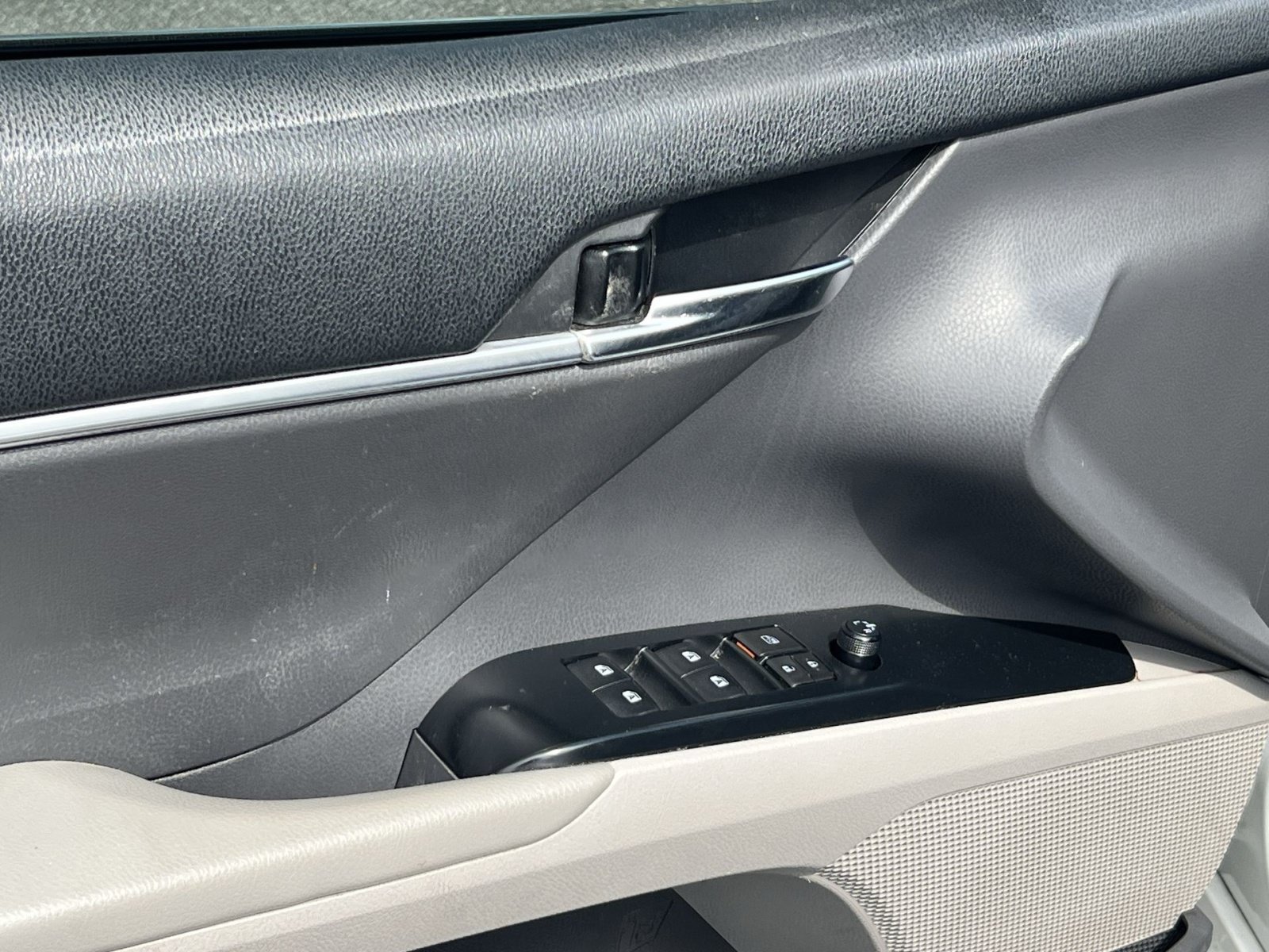 Used 2020 Toyota Camry SE w/ Sunroof Package FWD image 14