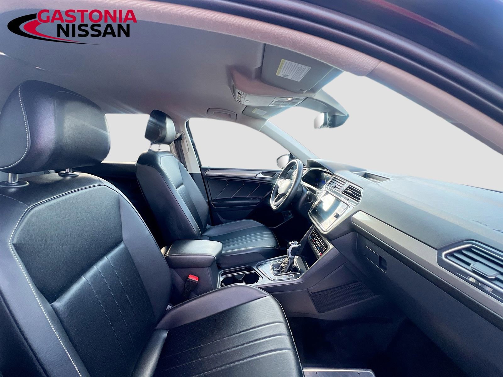 Used 2024 Volkswagen Tiguan SE image 38