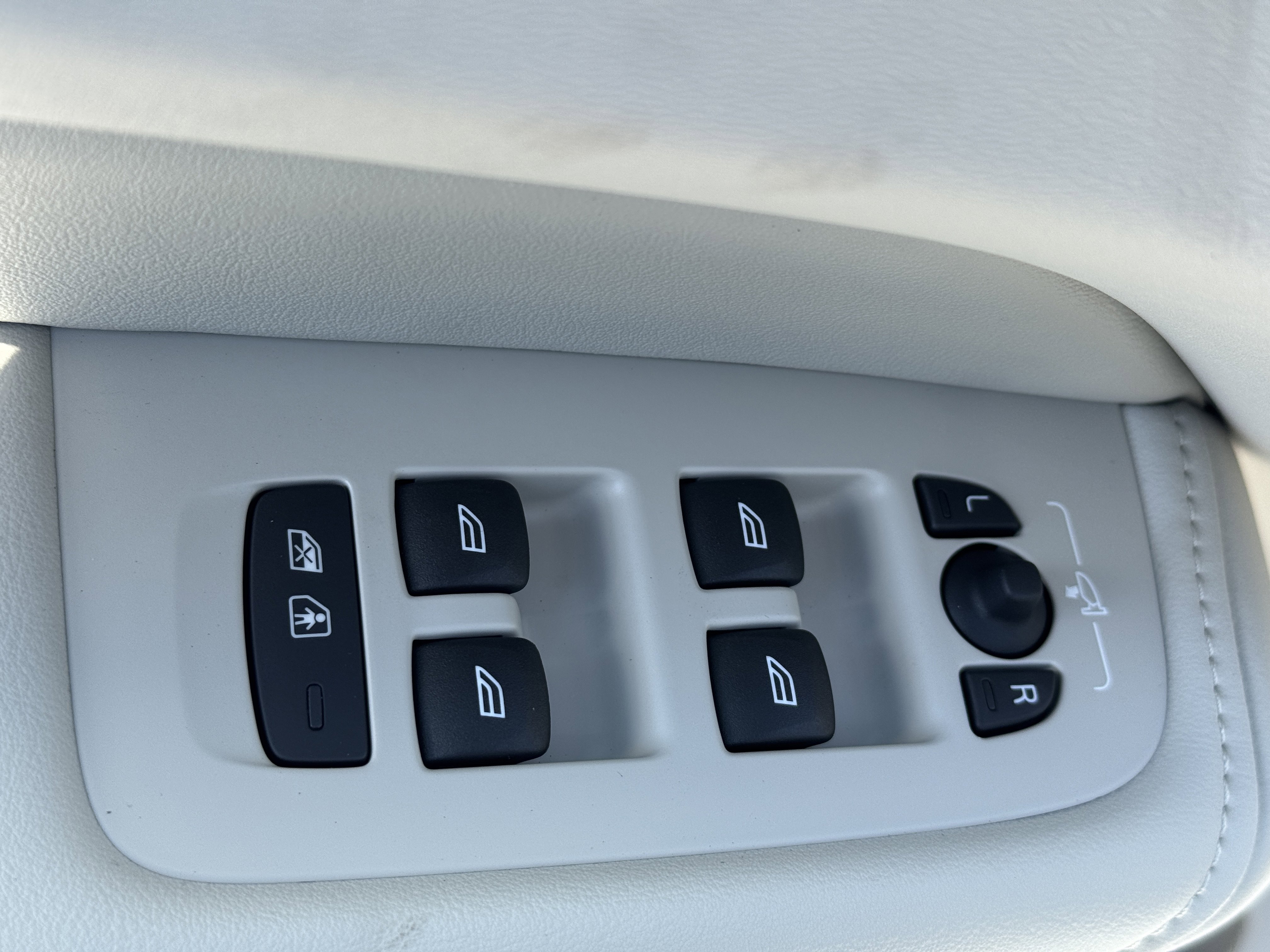 New 2026 Volvo XC60 B5 Ultra w/ Protection Package image 17
